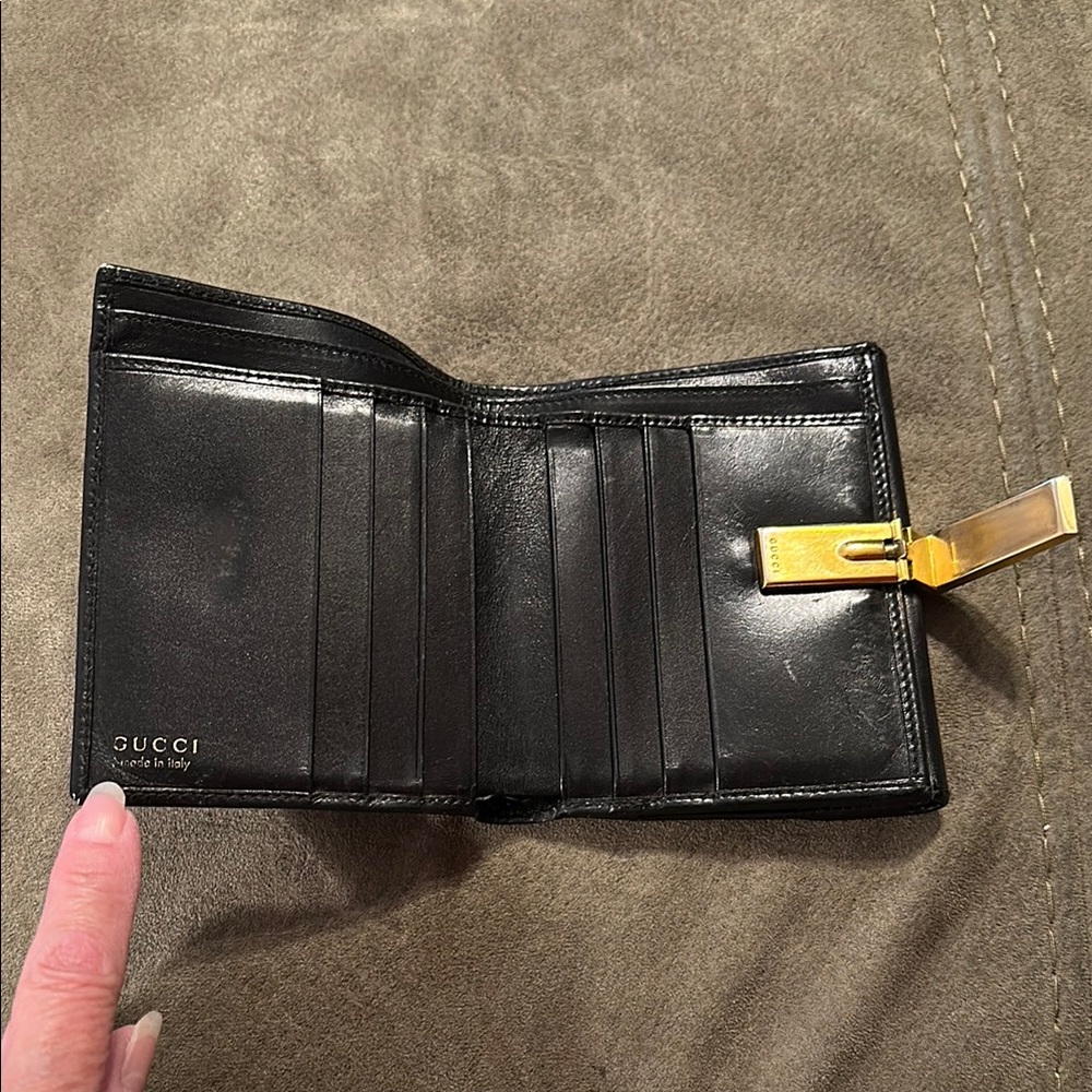 Gucci Black Leather Wallet with Gold Accent Unisex - Picture 6 of 10